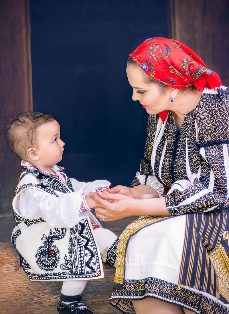 Sedinta foto de familie profesionala cu Zalexis Photography la Muzeul Taranului Roman